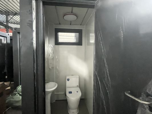2.4M X 1M Düz paket taşınabilir tuvalet daha sağlam çerçeve ve yalıtımlı duvar, prefabrik tesisat ve kablolama ile